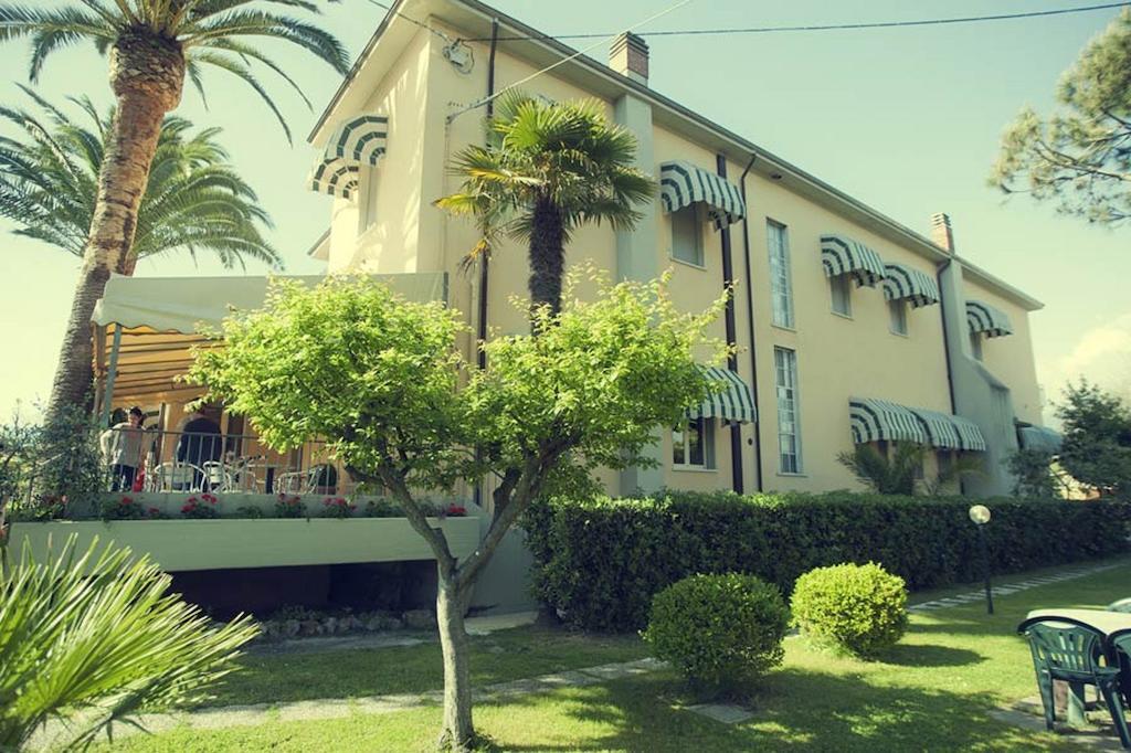 Hotel Parma Mare Марина-ди-Масса Экстерьер фото